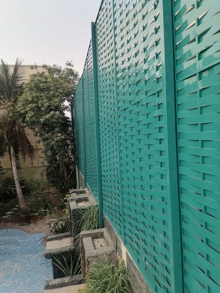 سواتر حديد مجدول بتصميم عصري ولون مميز.